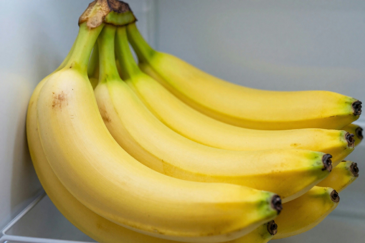 Mai più banane nere in frigo: il trucco ingegnoso per farle durare più a lungo