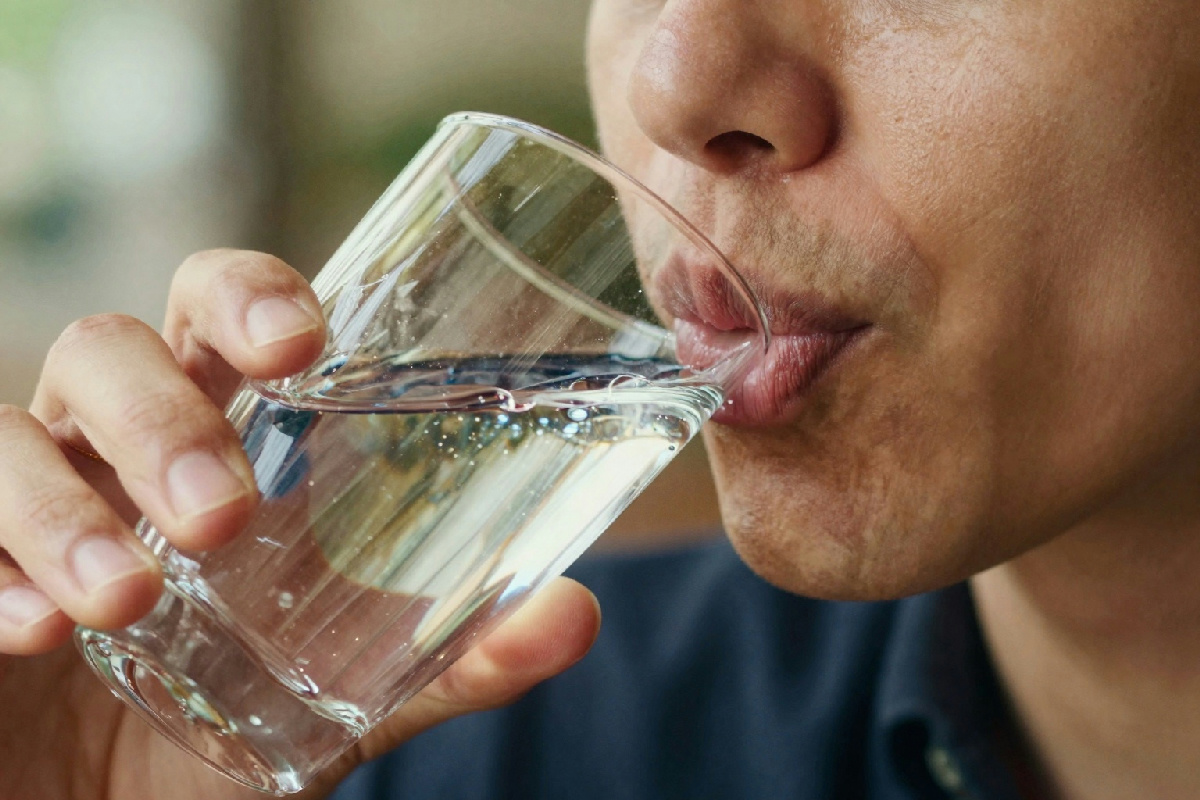 Bere acqua a piccoli sorsi può rivoluzionare la tua salute: ecco perché è una semplice abitudine da adottare